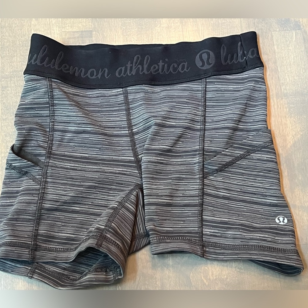 Lululemon spandex shorts with pockets size 2